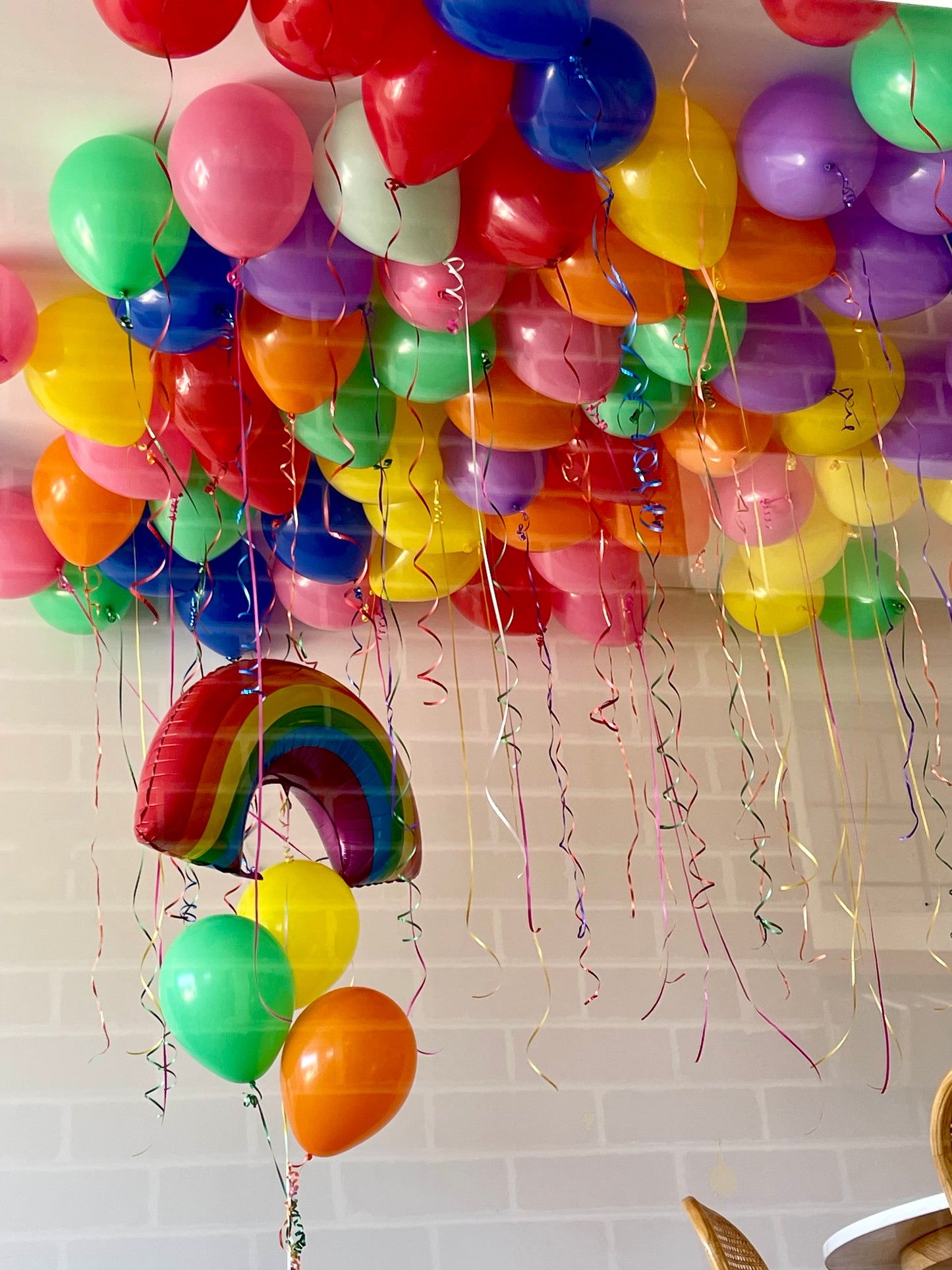 60 Metallic Ceiling Balloons With Rainbow Balloon